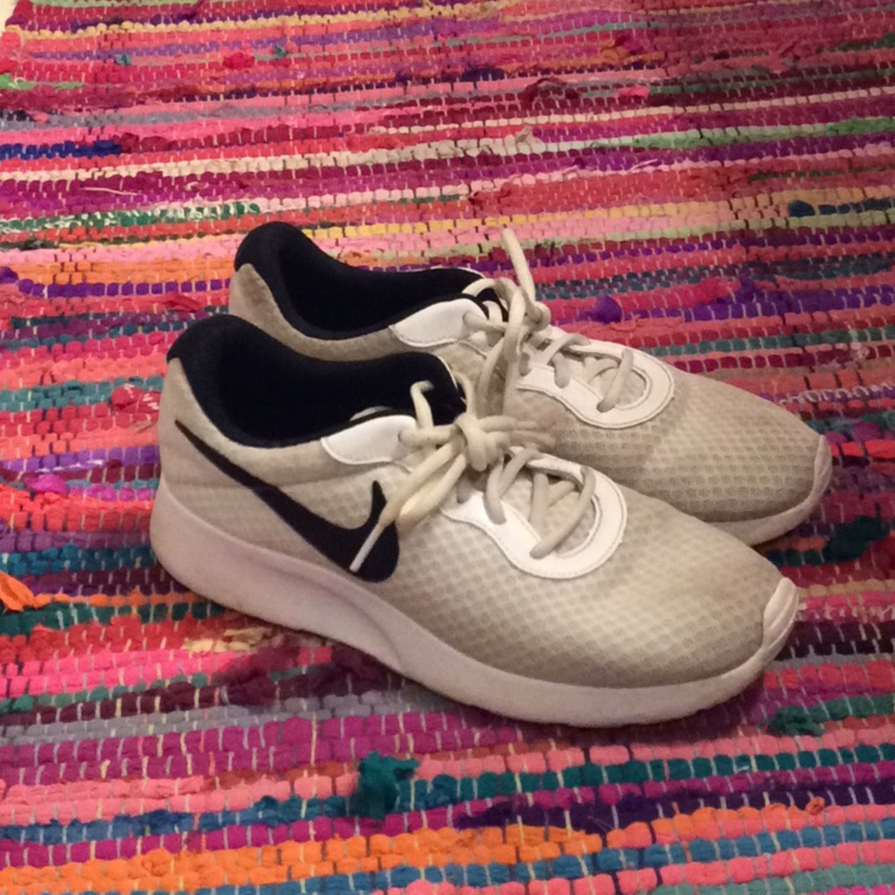 Gently used white nike sneaker!!! (Size 8.5)